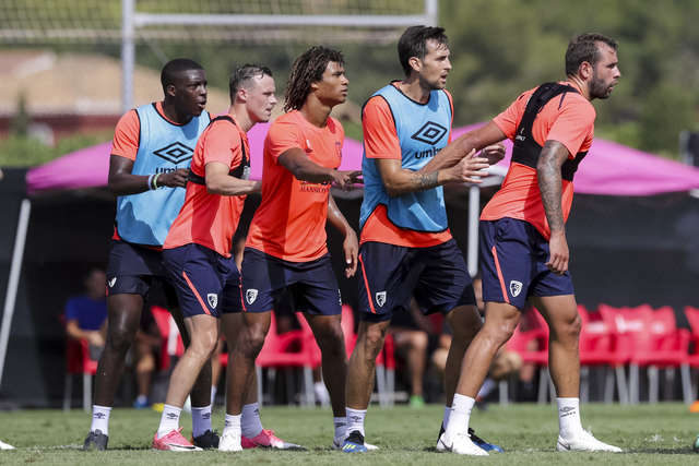 The players prepare for a set-piece delivery.